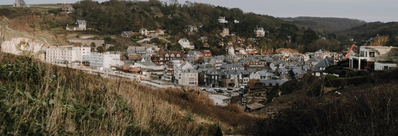 photos/etretat-village.jpg
